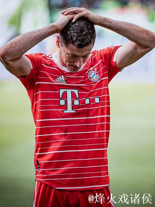 拜仁官方：莱万左膝胫骨骨裂，预计缺阵四周比赛